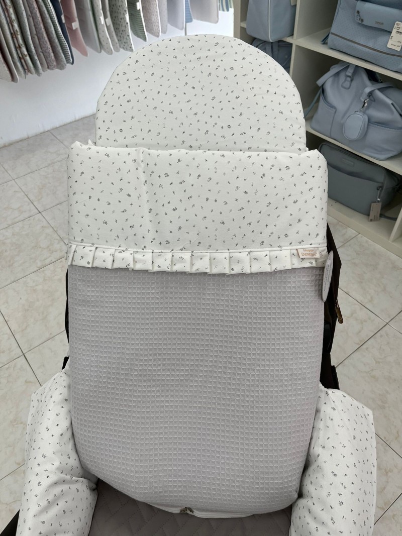 CONJUNTO CUBRECAPAZO, SACO Y BOLSO FLORECITAS GRIS