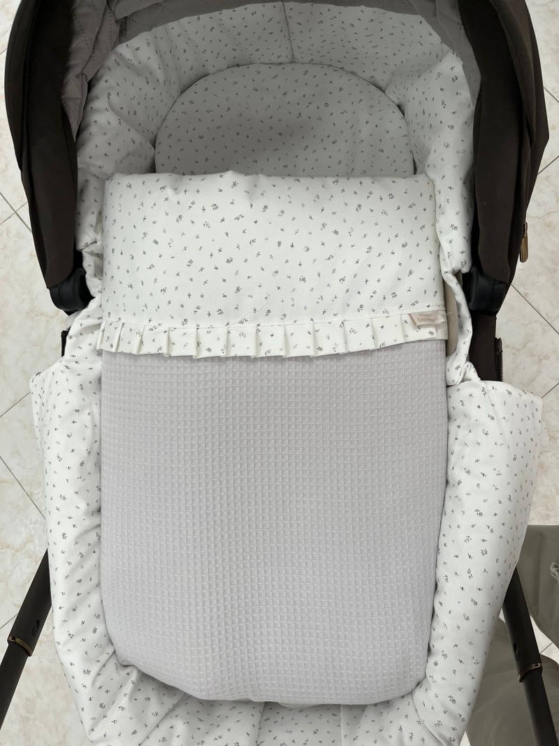 CONJUNTO CUBRECAPAZO, SACO Y BOLSO FLORECITAS GRIS