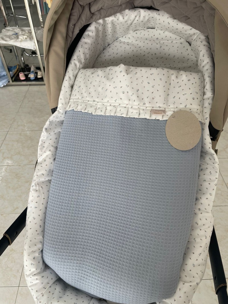 CONJUNTO CUBRECAPAZO, SACO Y BOLSO FLORECITAS AZULES